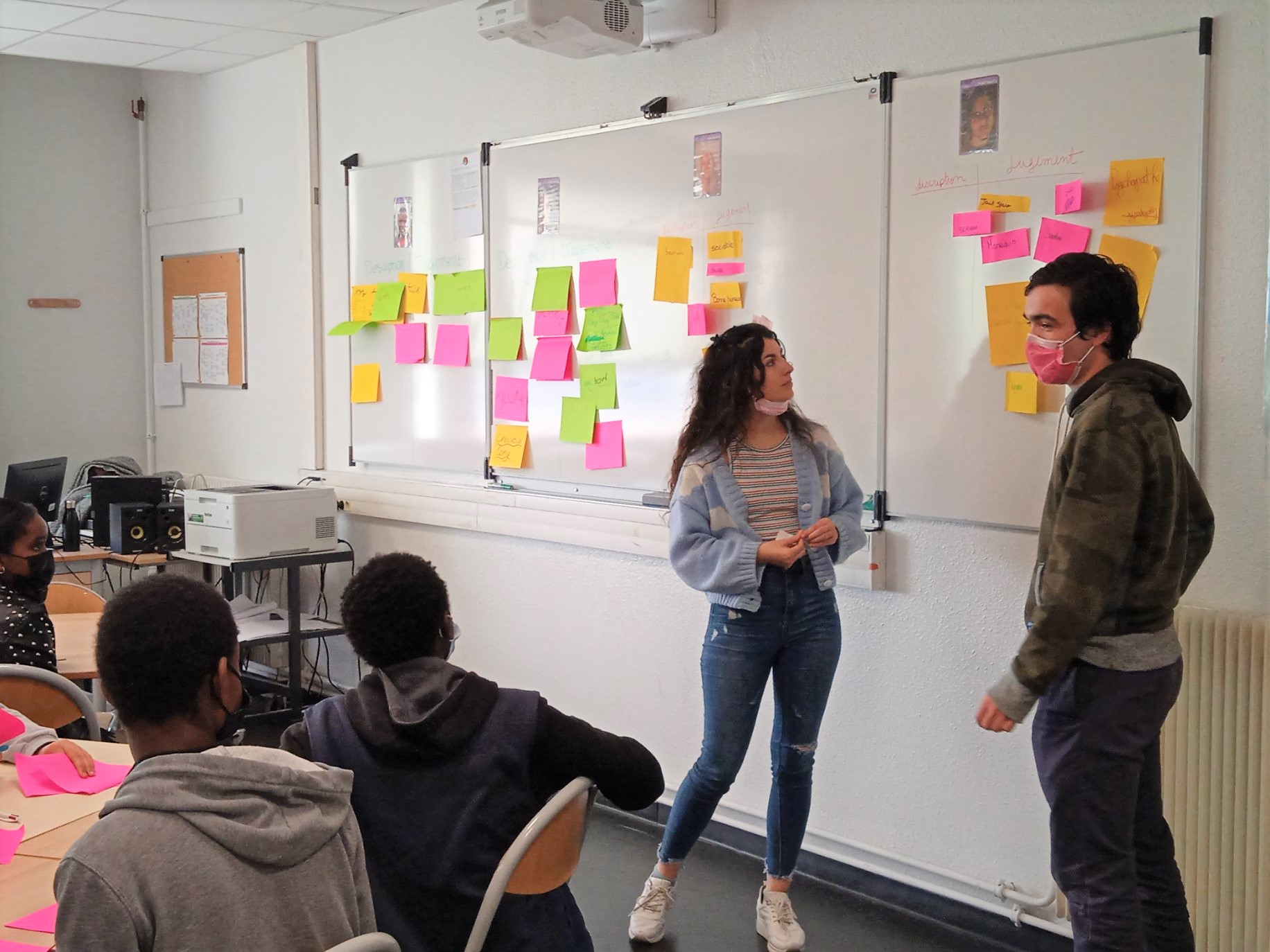 Deux étudiants animant une séance "Genre de sciences" dans un collège