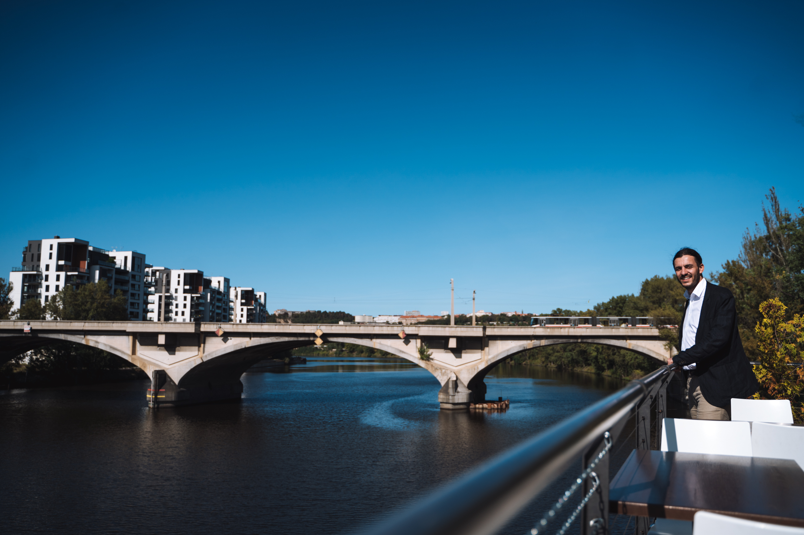 Adam Scheinherr près du pont de Libeň, à Prague