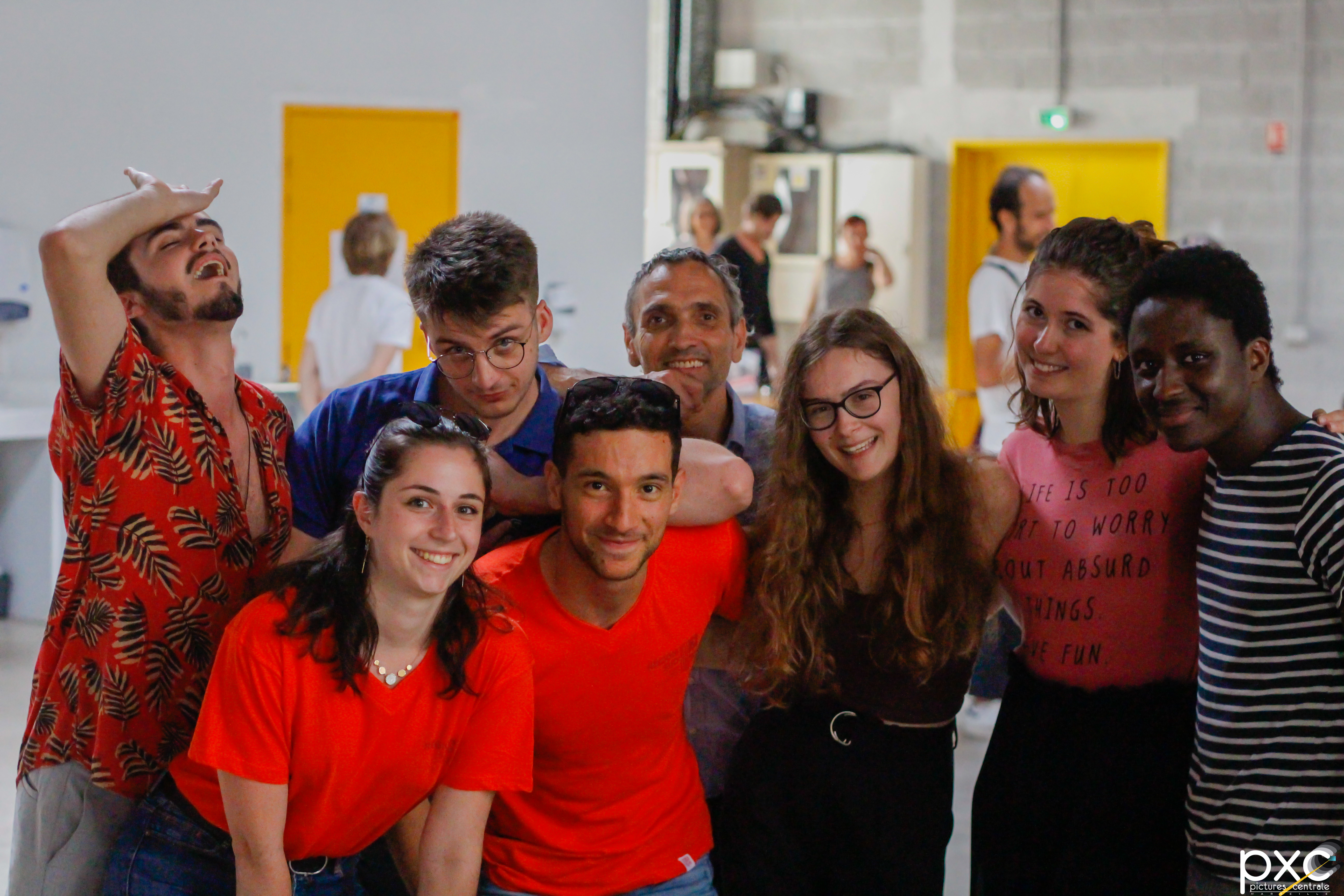 Groupe d'élèves souriants après le spectacle