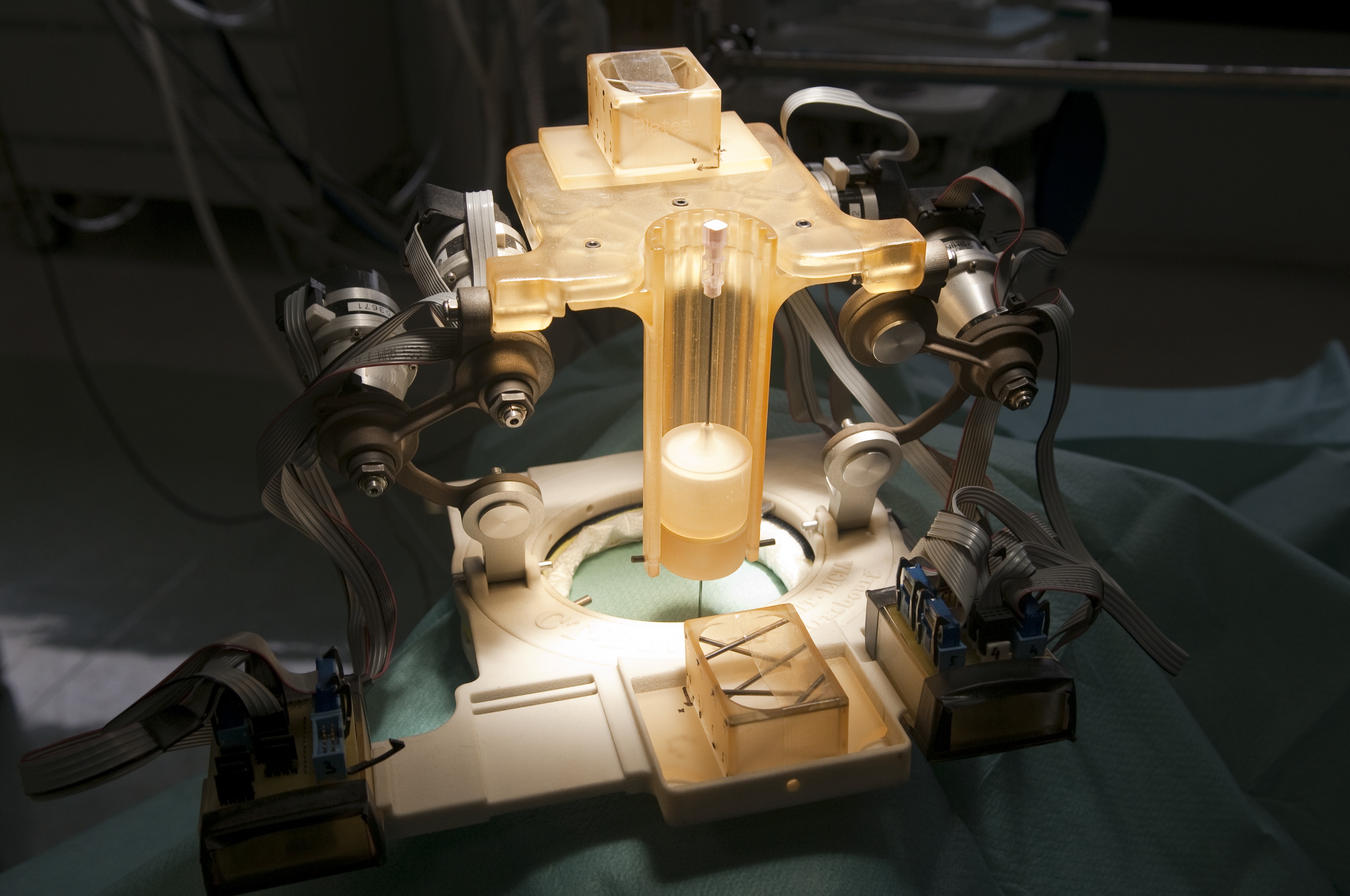 Robot d insertion d aiguille en radiologie interventionnelle guidée par scanner | © Cyril FRESILLON/CNRS Photothèque