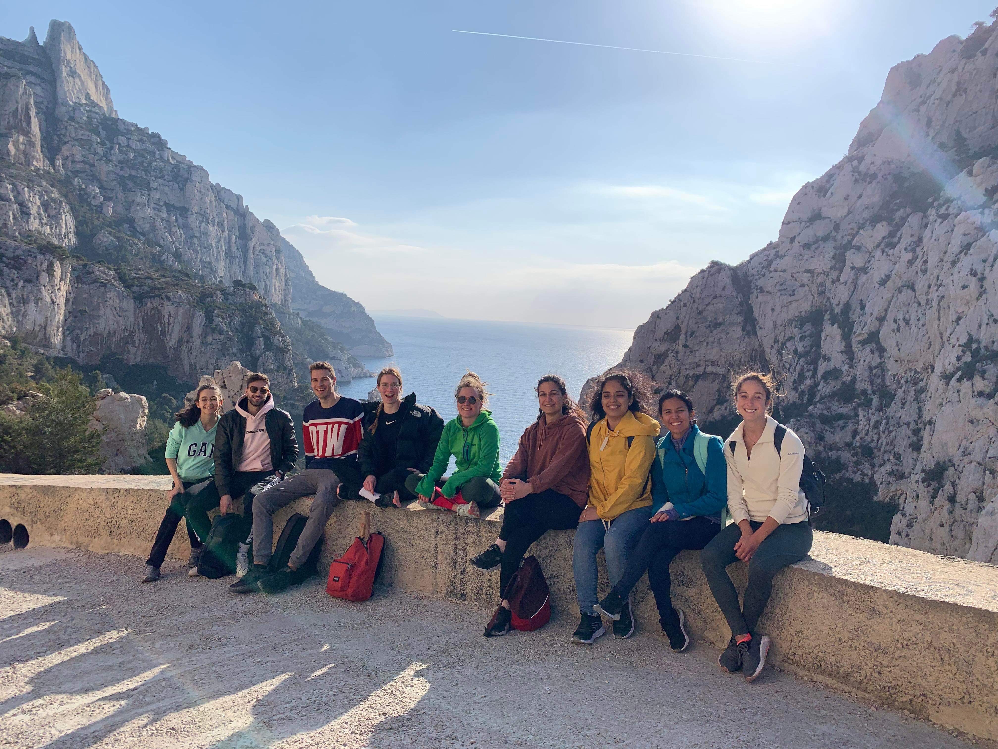 9 étudiants devant la calanque de Sugiton