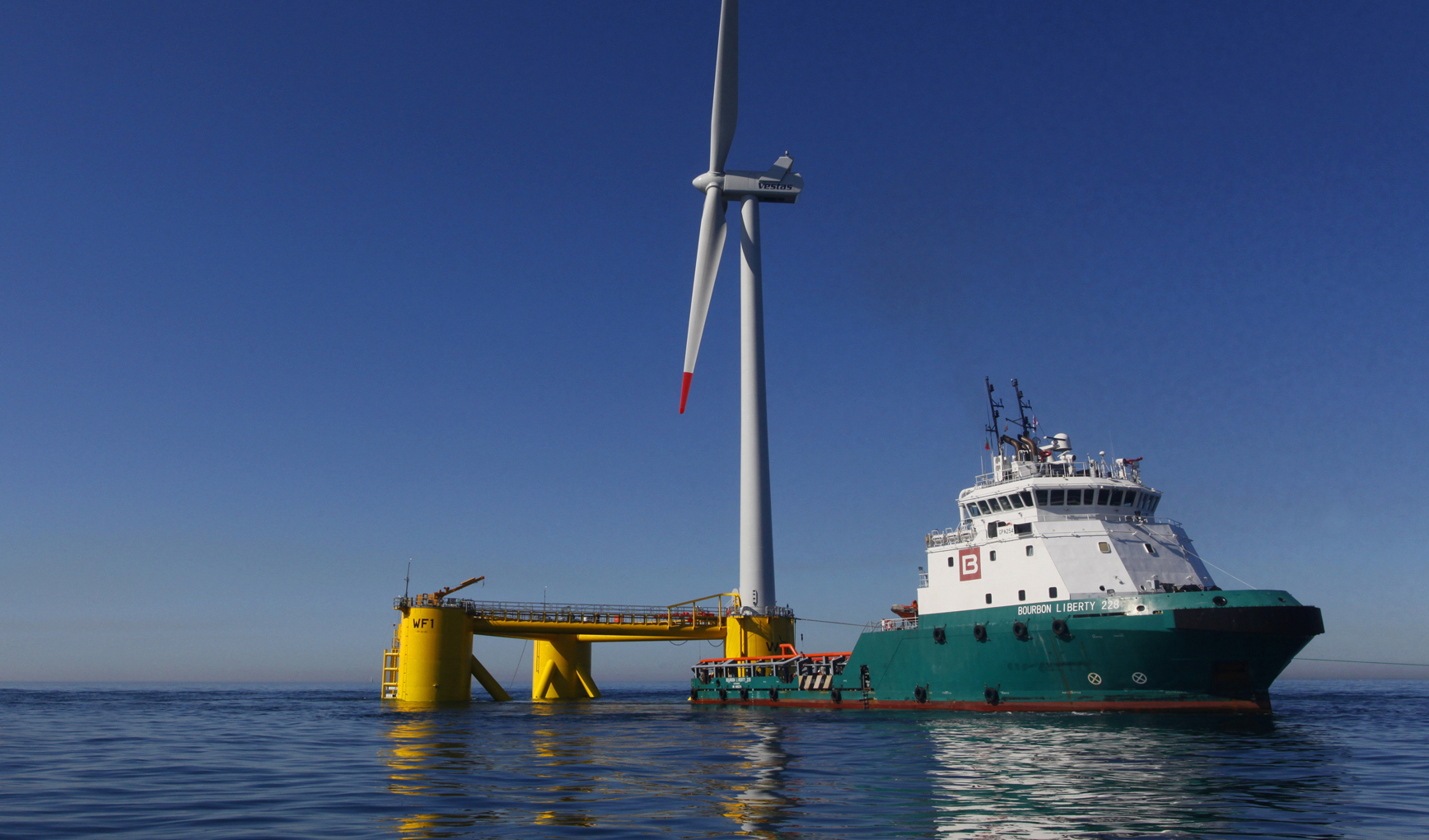 Eolienne en mer et bateau