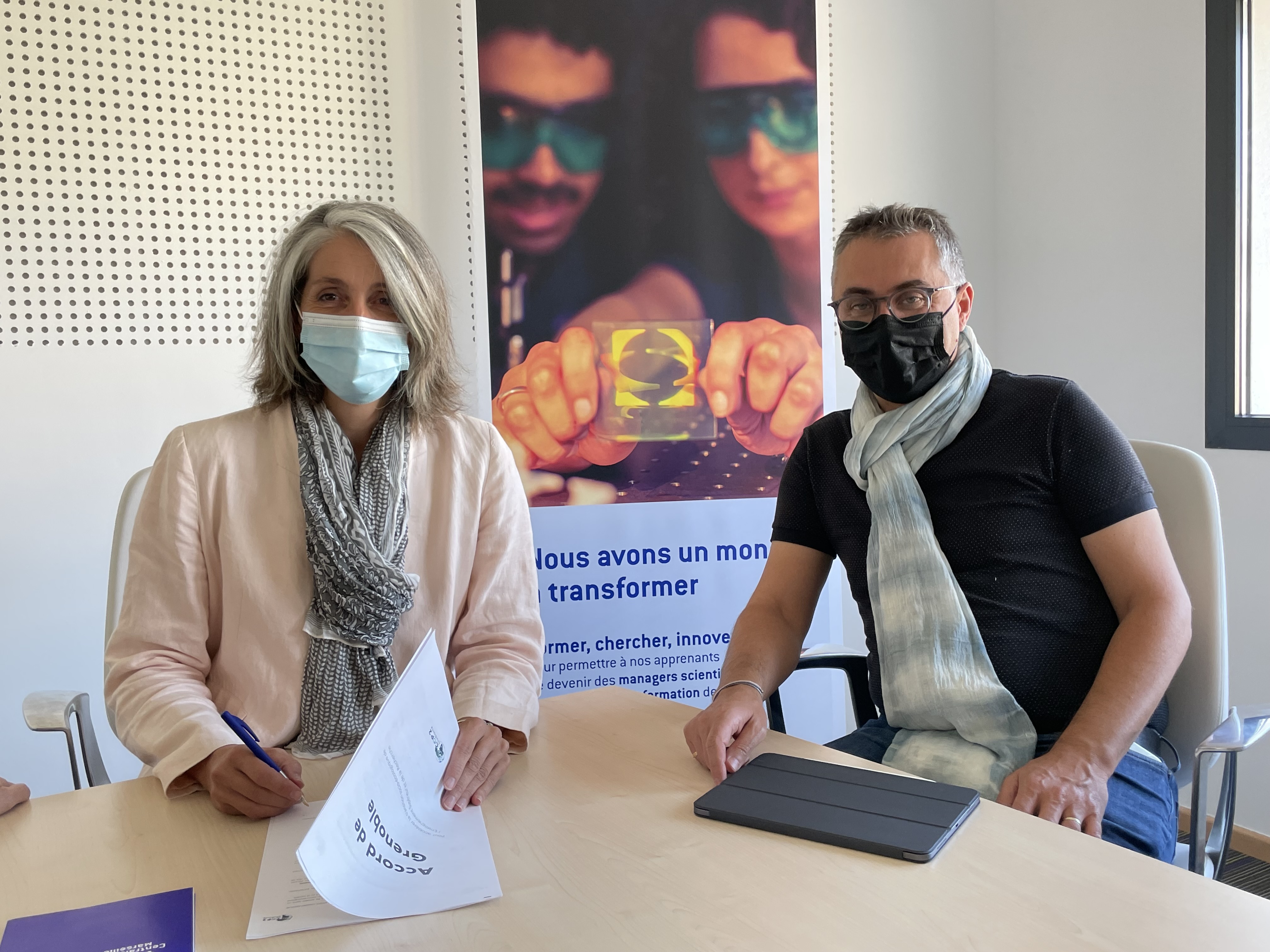 Carole Deumié et Dominique Eyheramendy signent les accords de Grenoble