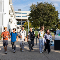 Élèves qui marchent dans l'école