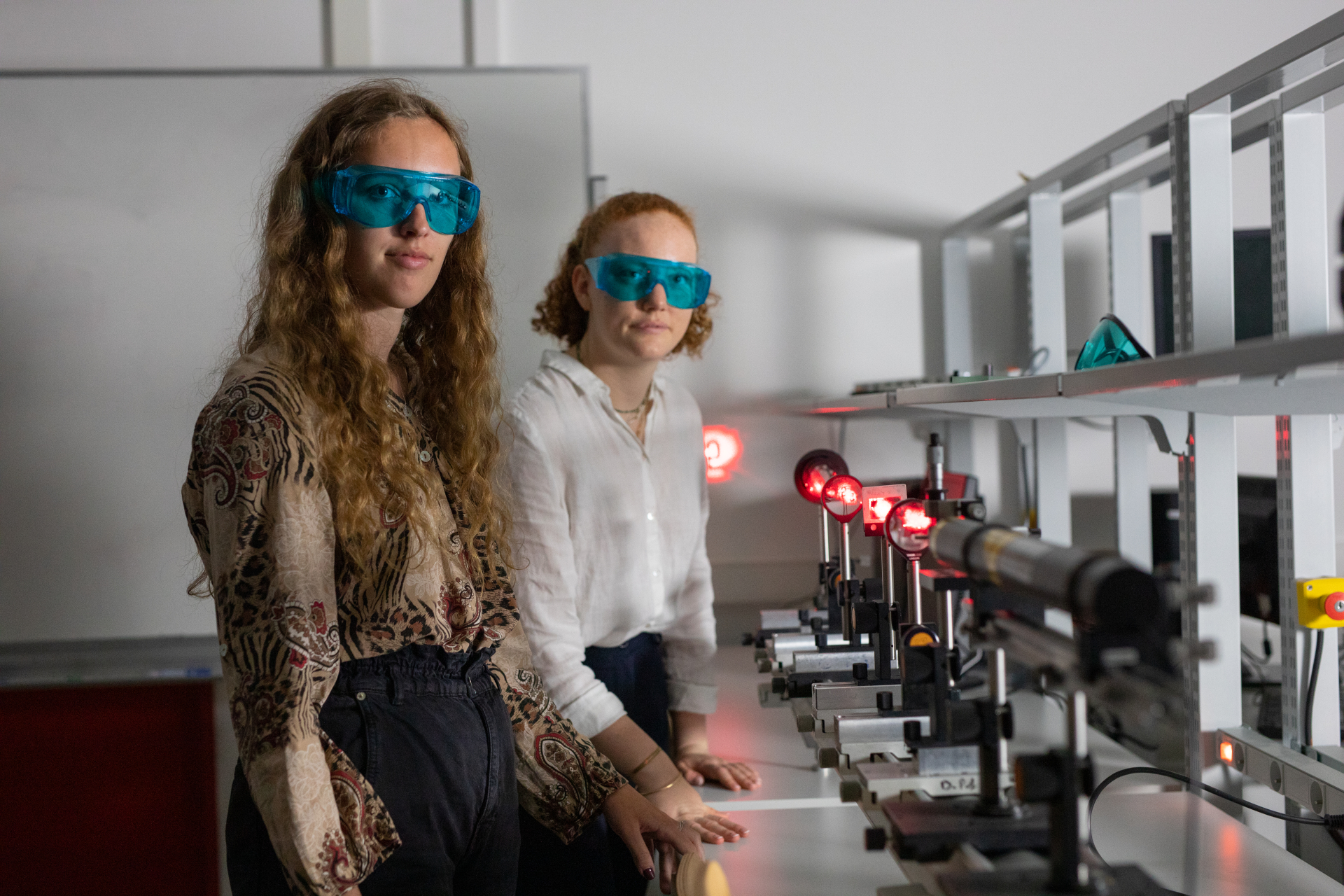 2 élèves en TP d'optique manipulant un laser