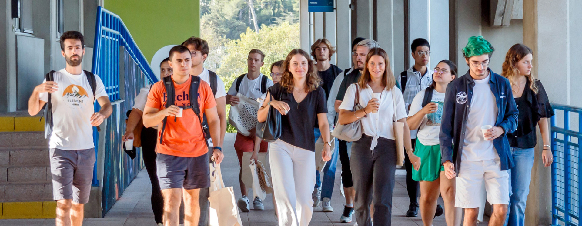 Élèves qui marchent dans l'école