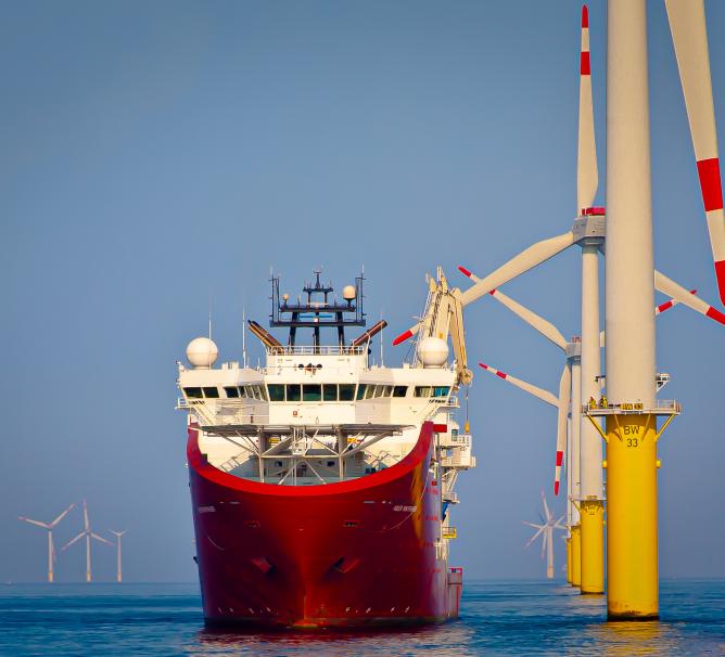 Un bateau intervenant sur des éoliennes en mer