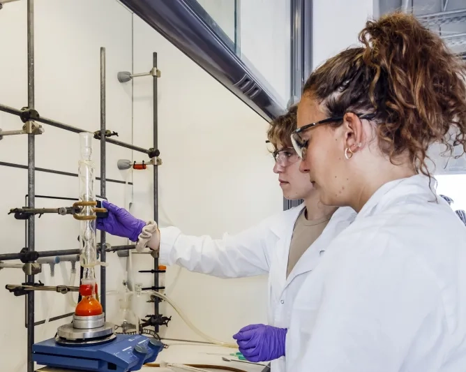 Étudiantes manipulent matériel de chimie