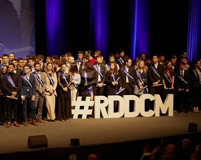 Diplômés sur l'estrade de la cérémonie de RDD