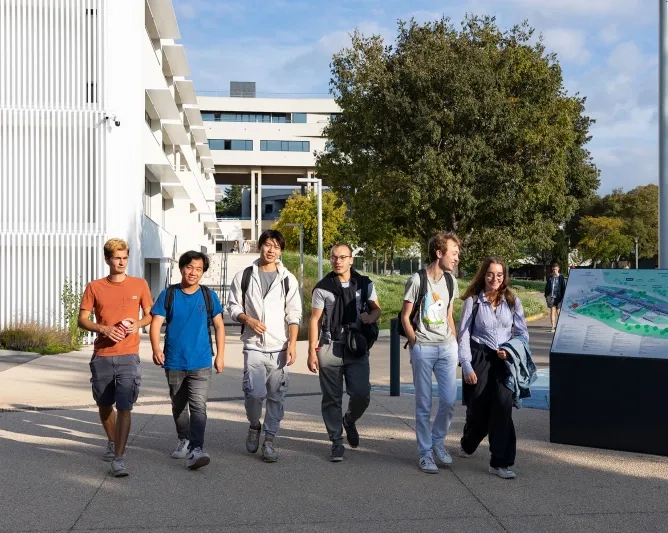 Élèves qui marchent dans l'école