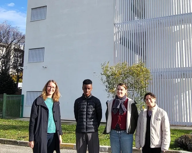 Equipe Labo sociétal et stagiaire Dégun sans stage devant le bâtiment de Centrale Méditerranée