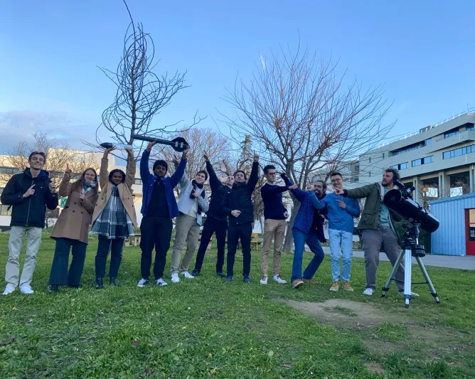 Membres du projet EOS devant le campus de Marseille