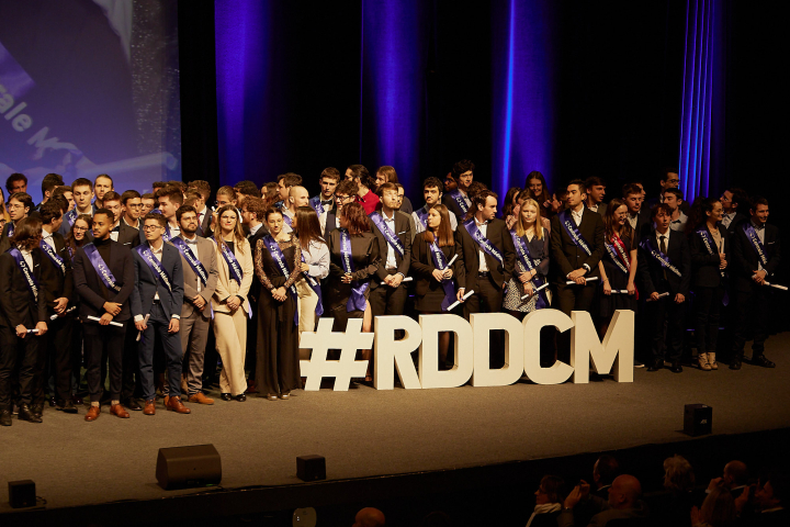 Diplômés sur l'estrade de la cérémonie de RDD