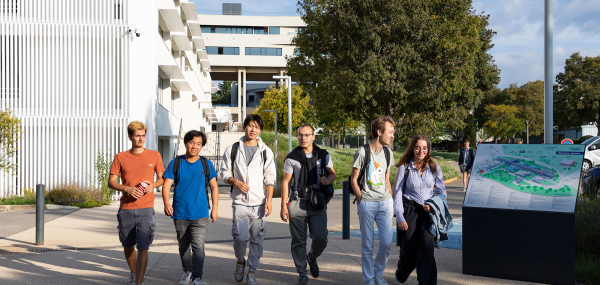 Élèves qui marchent dans l'école