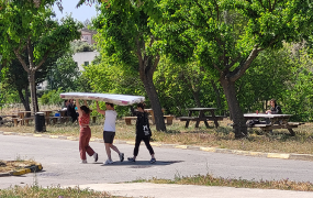 élèves portant un matelas