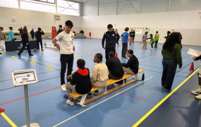 Élèves et tutorés dans un gymnase