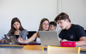 étudiantes de Centrale Méditerranée en salle de cours 